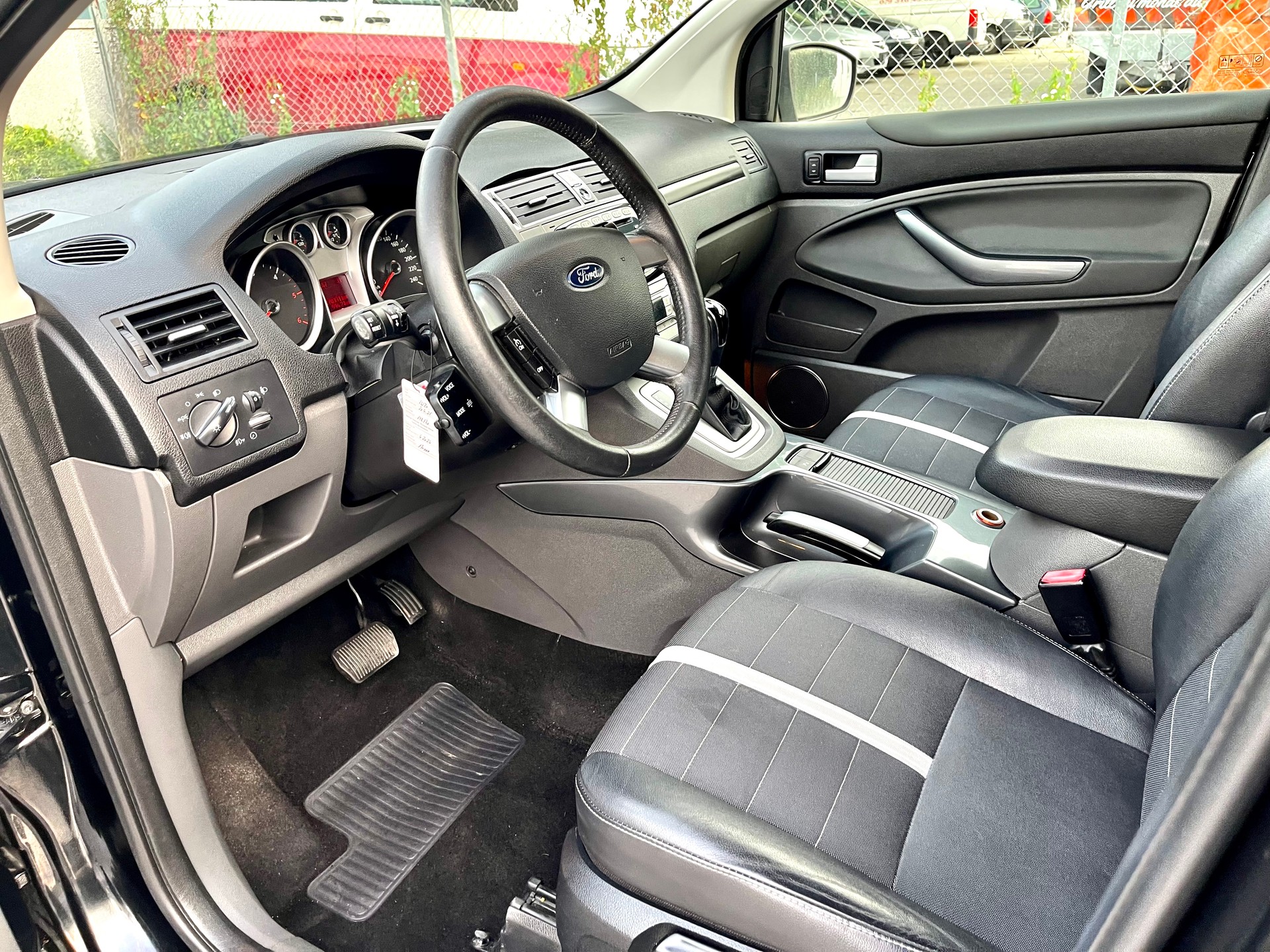 FORD Kuga 2.0 TDCi Individual 4WD PowerShift-showroom-element-3