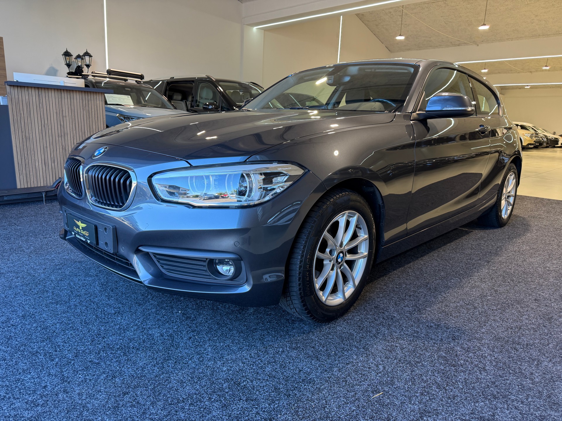 BMW 118i Steptronic-showroom-element-1