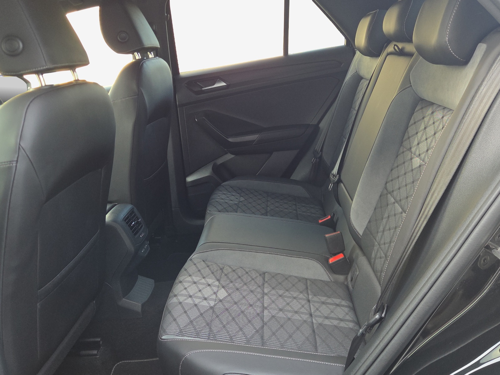 VW T-Roc 2.0 TSI R-Line DSG 4Motion-image-24