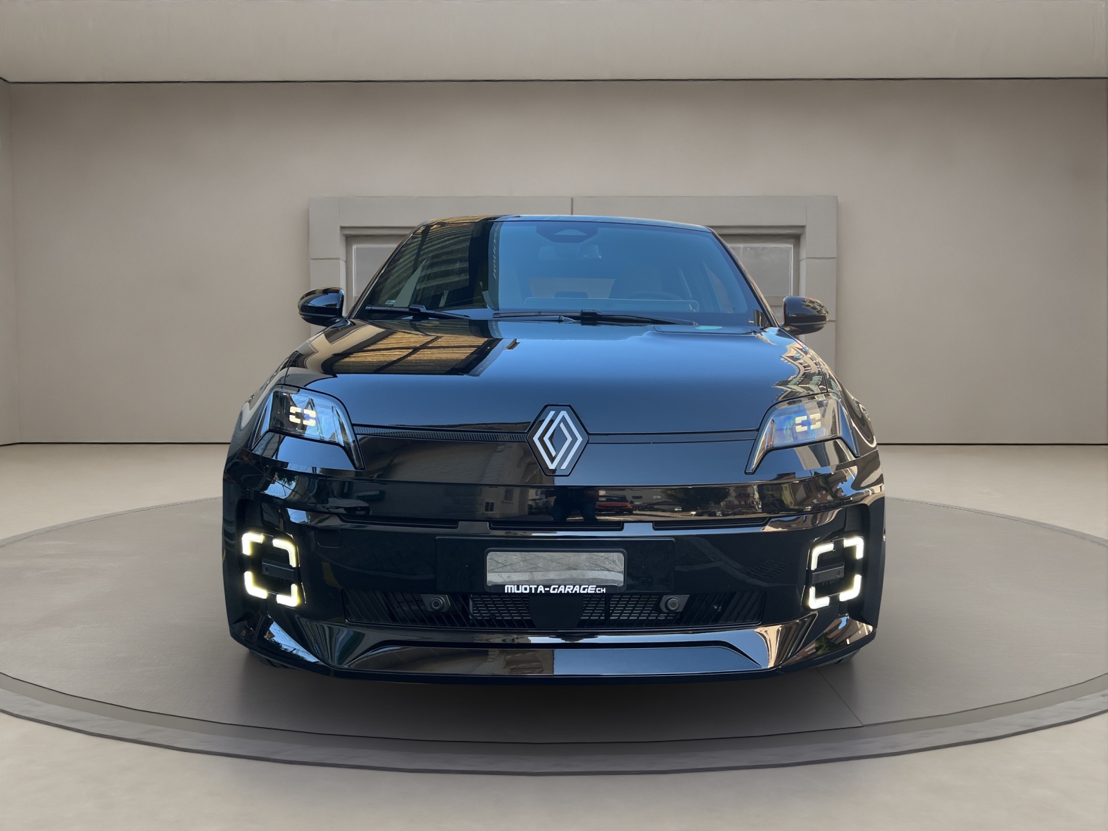 RENAULT R5 E-Tech Comfort Range iconic-showroom-element-1