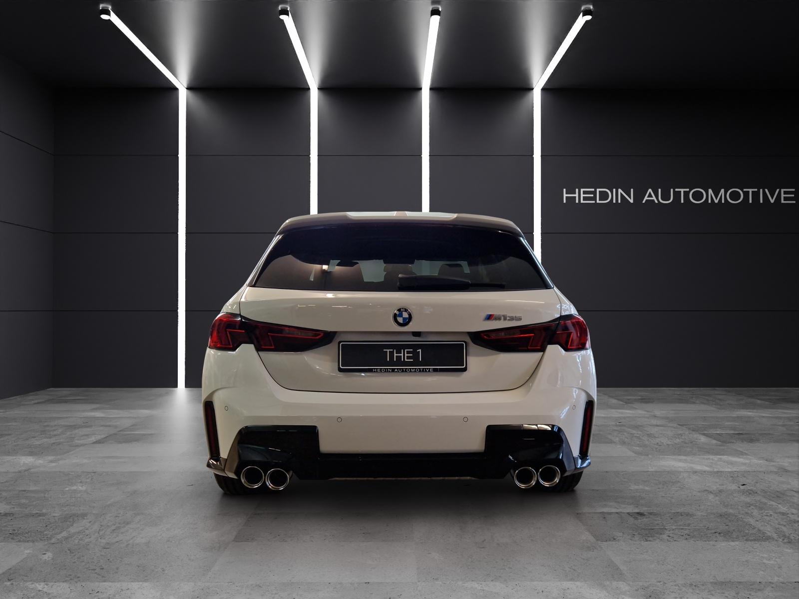 BMW M135i xDrive-showroom-element-3