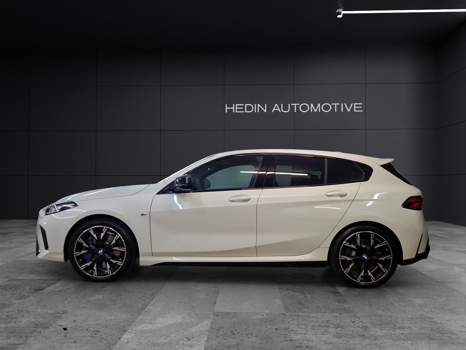 BMW M135i xDrive-showroom-element-1