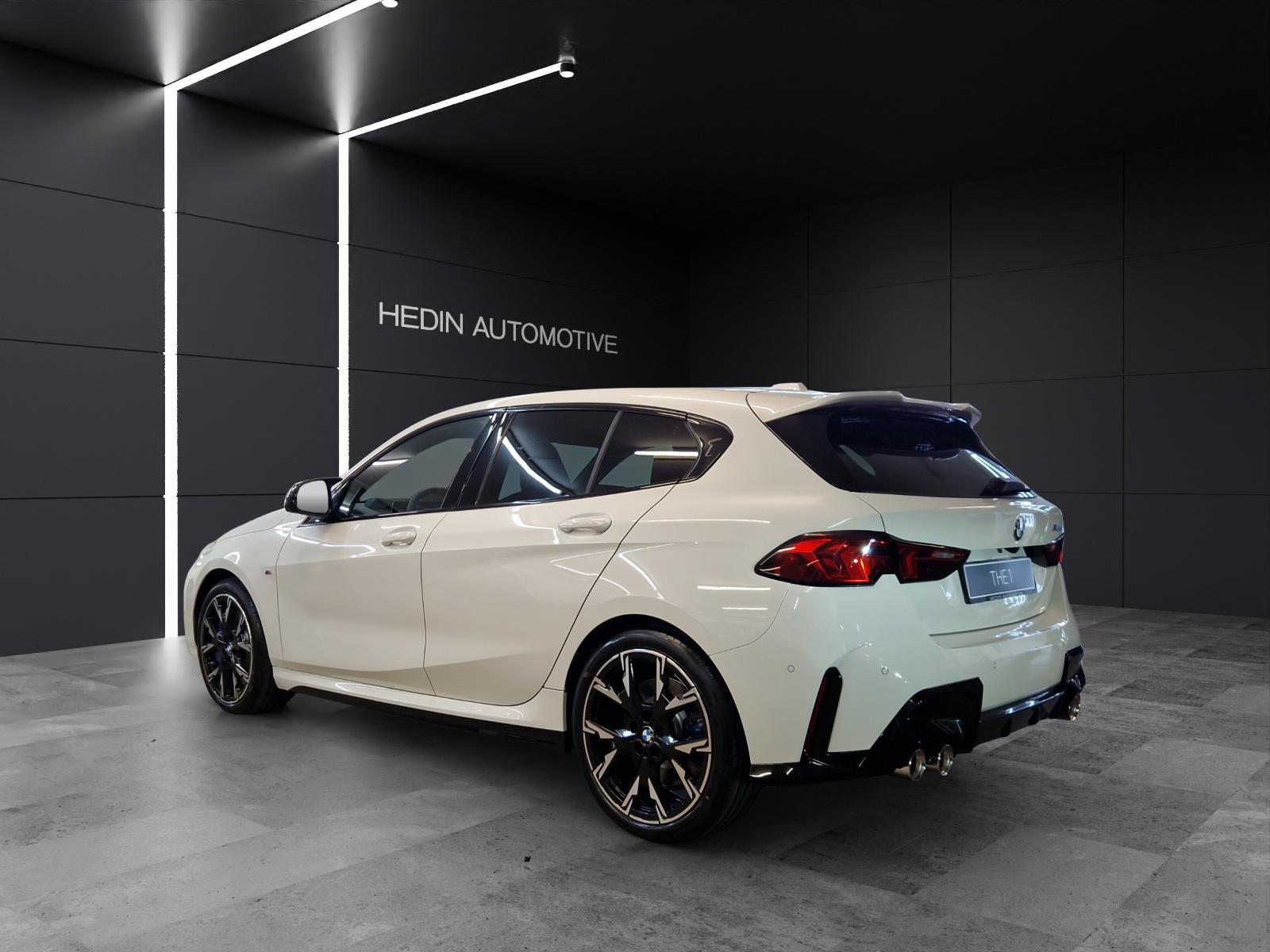 BMW M135i xDrive-showroom-element-2