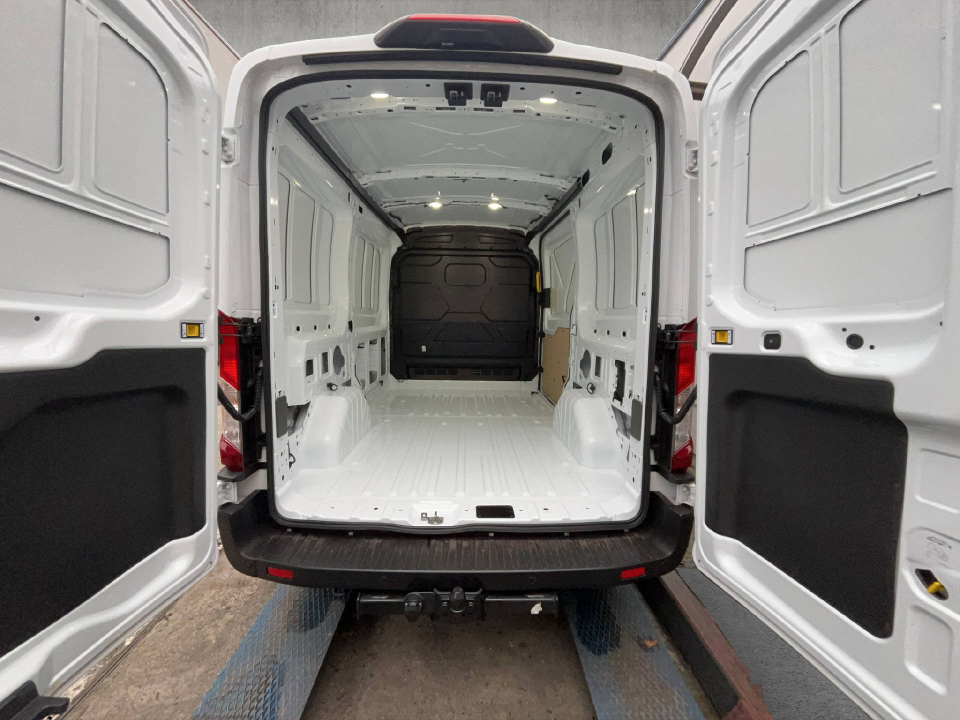 FORD Transit Van 310 L2H2 2.0 EcoBlue 165 Trend-image-11