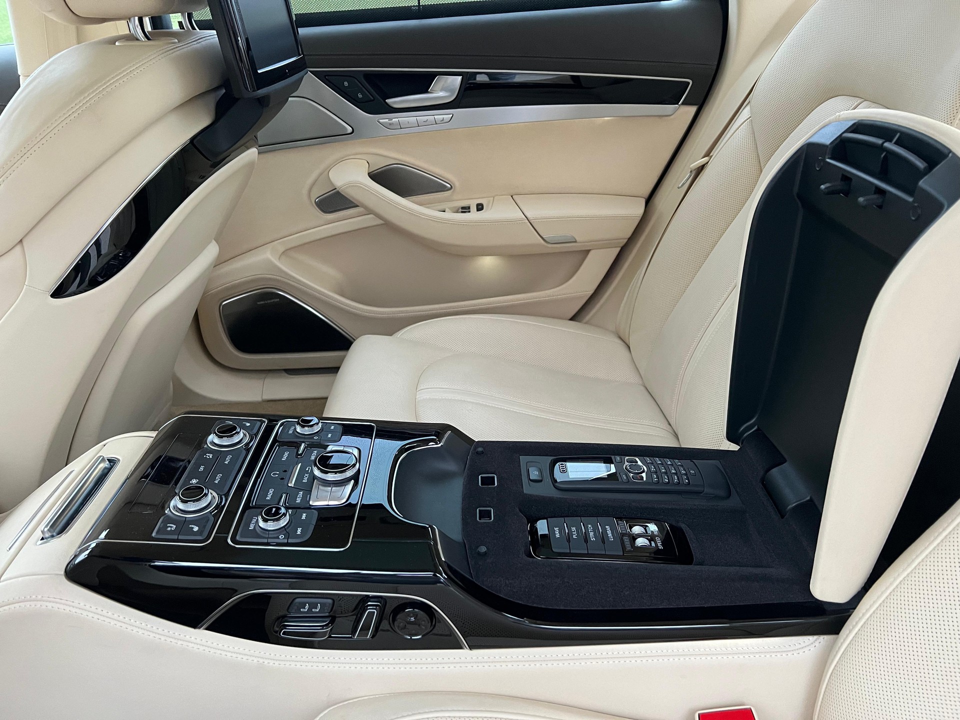 AUDI A8 L 6.3 FSI W12 Quattro-image-8