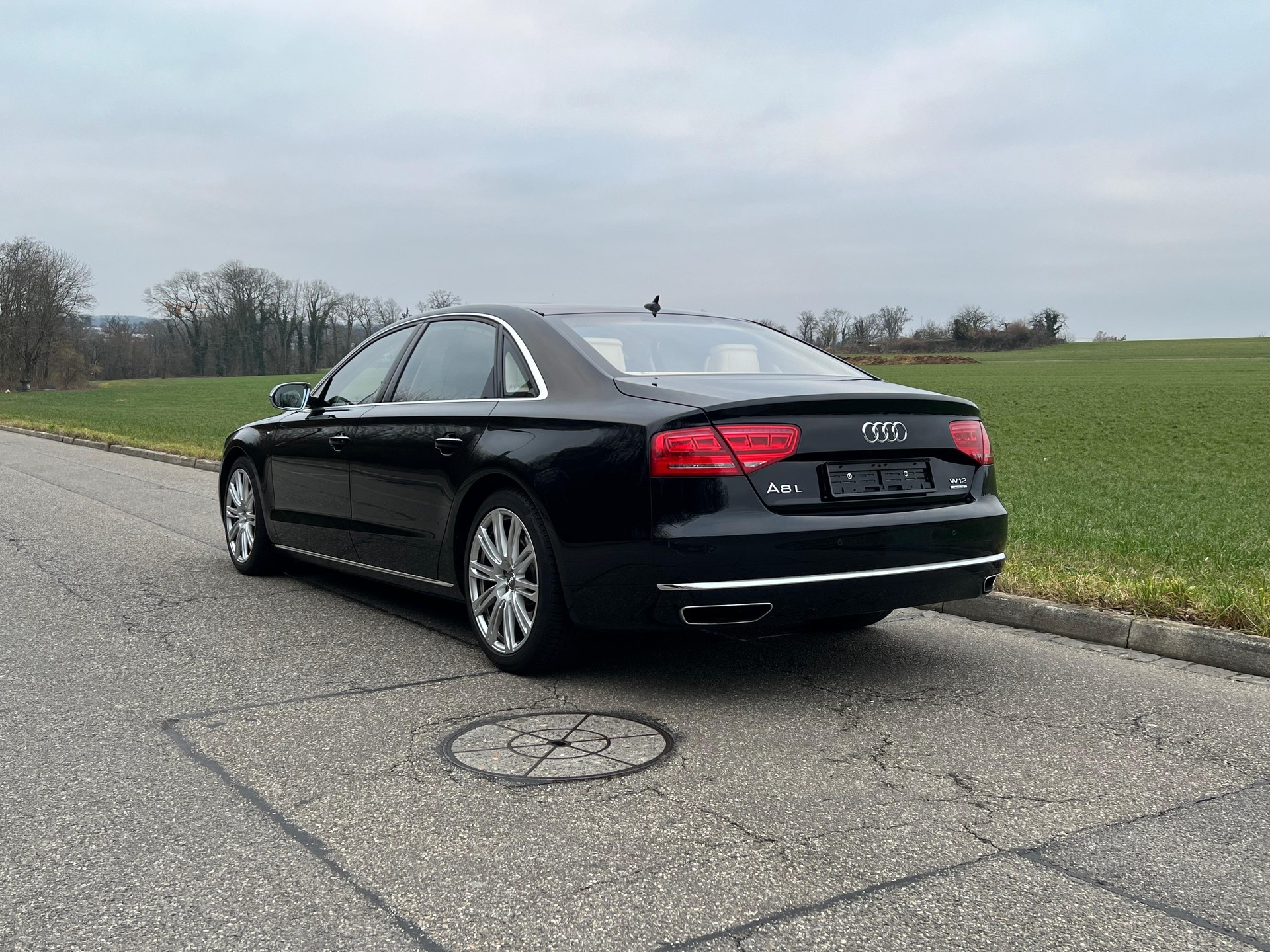 AUDI A8 L 6.3 FSI W12 Quattro-image-3