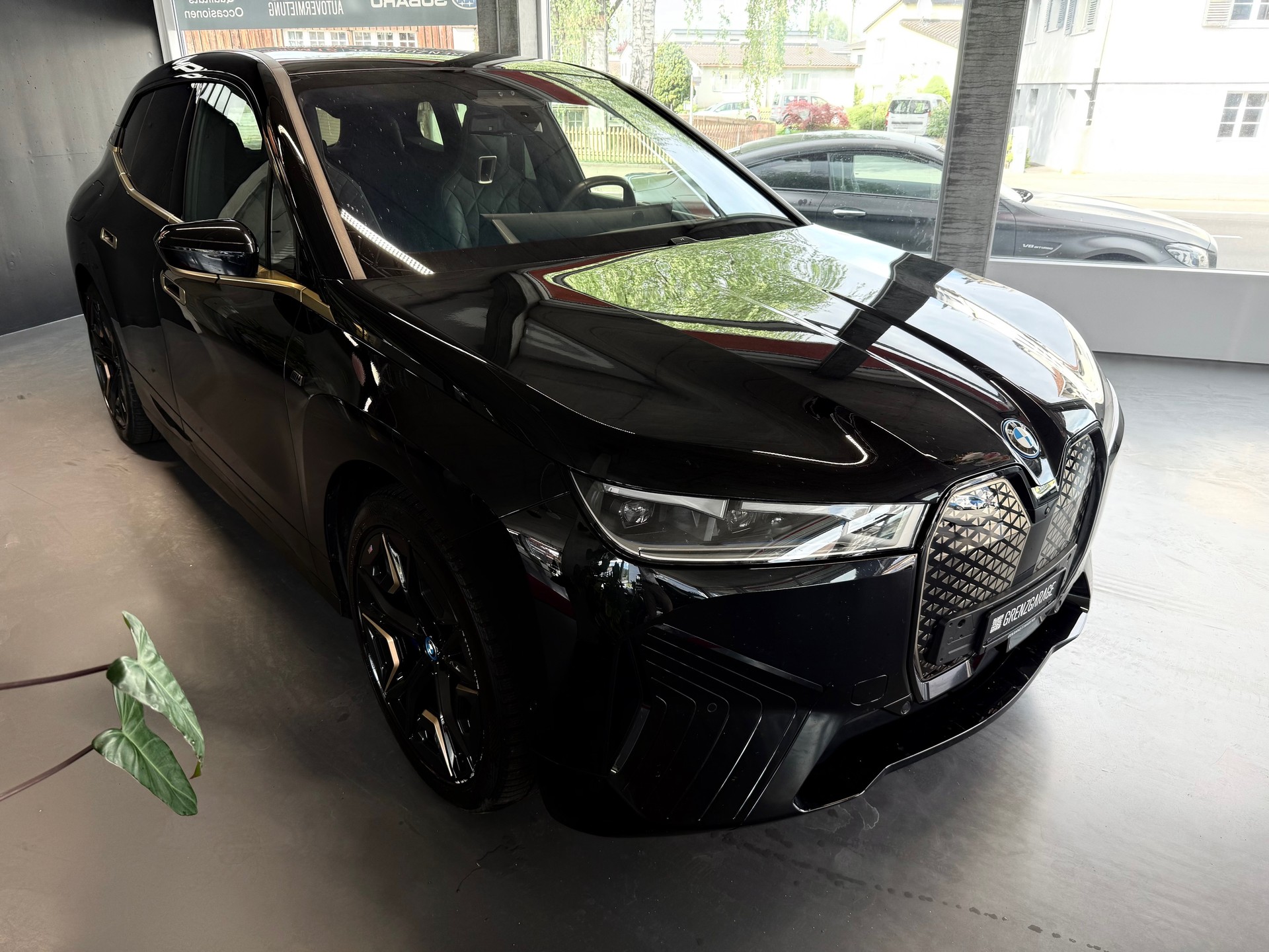 BMW iX M60-showroom-element-1