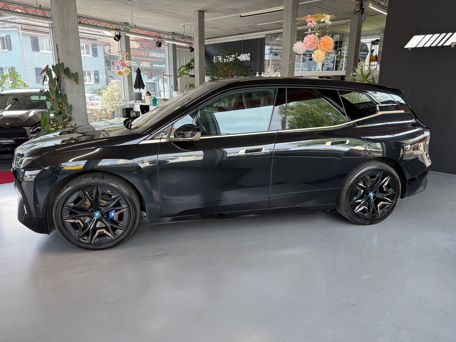 BMW iX M60-showroom-element-3