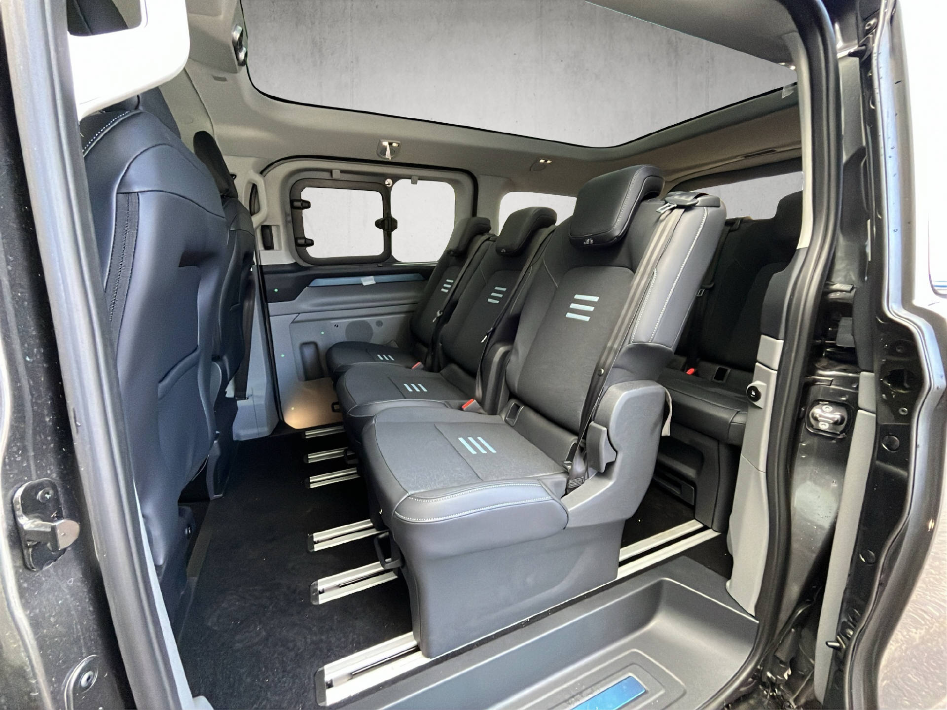 FORD E-Tourneo C Bus 340 L1 Active-image-13