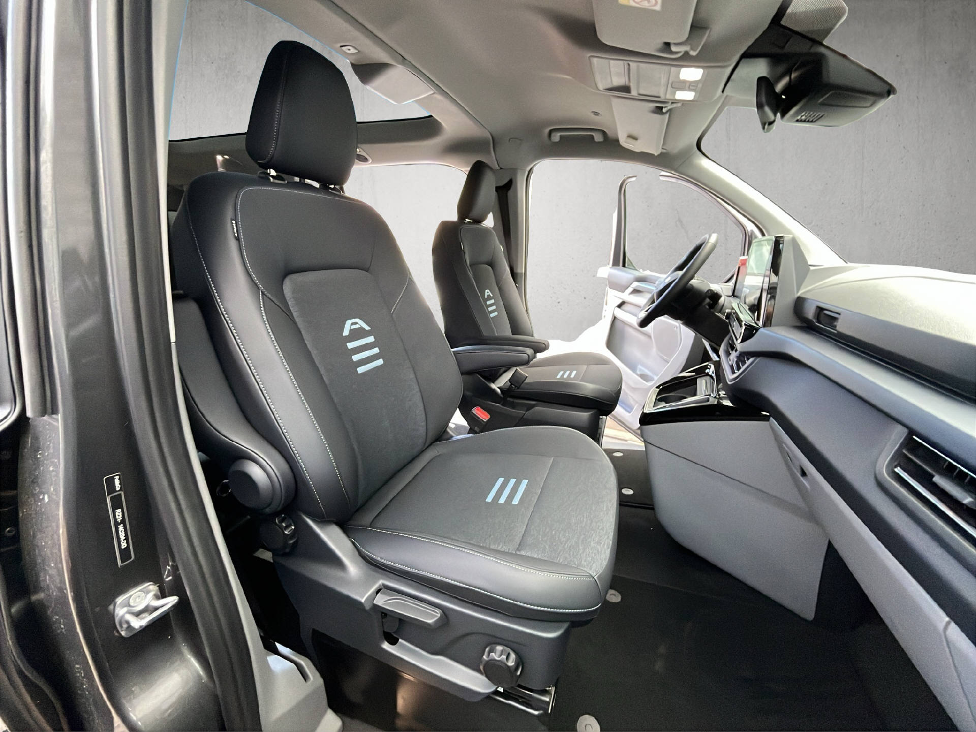 FORD E-Tourneo C Bus 340 L1 Active-image-18