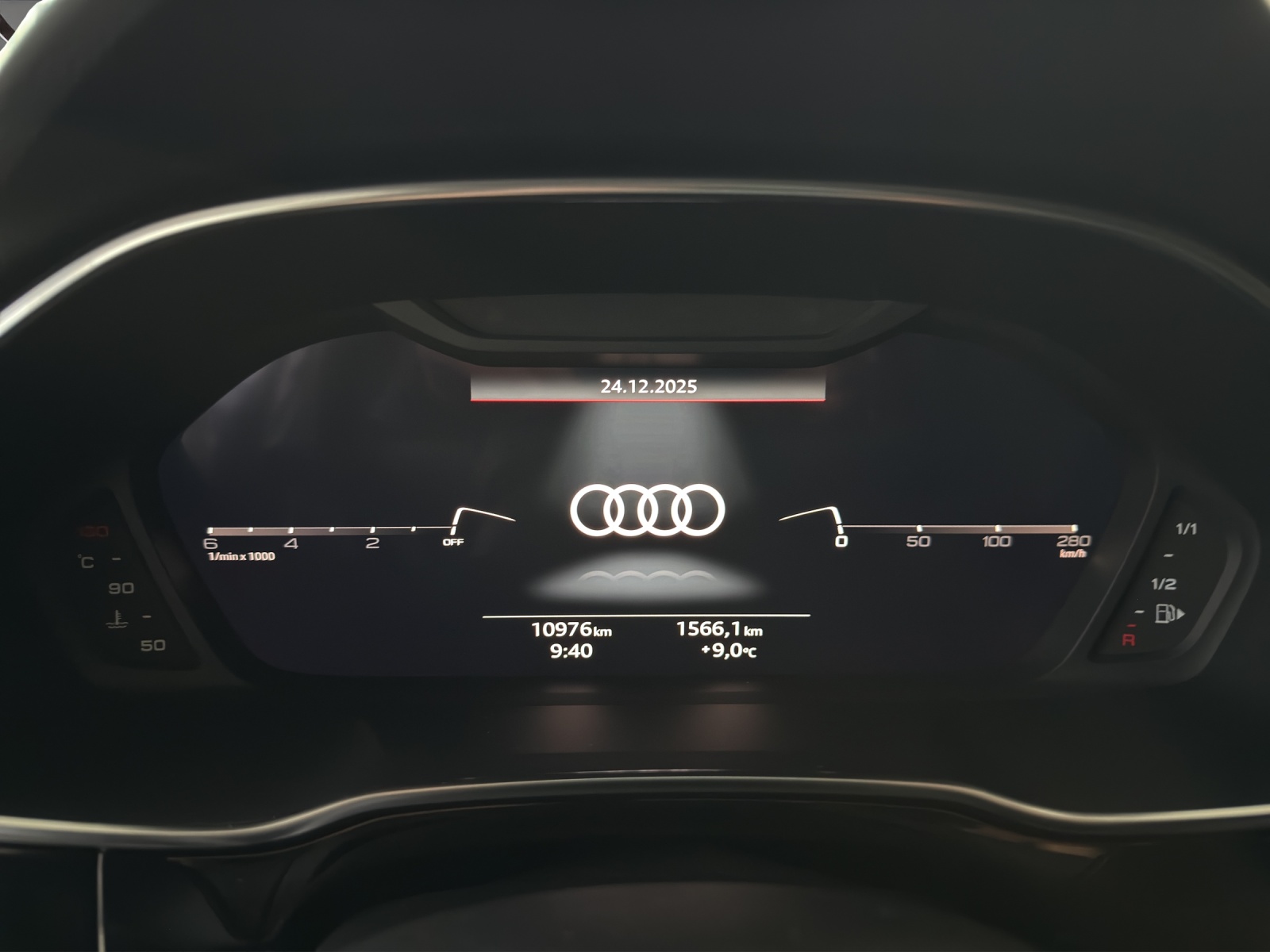 AUDI Q3 35 TDI S line S-tronic-image-9