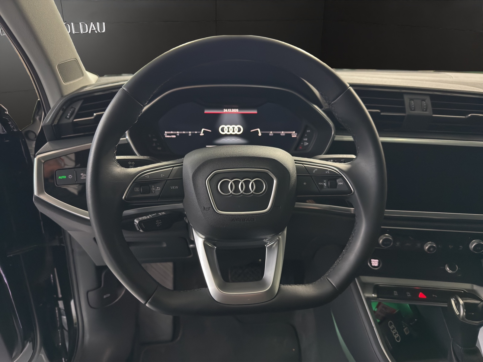 AUDI Q3 35 TDI S line S-tronic-image-8