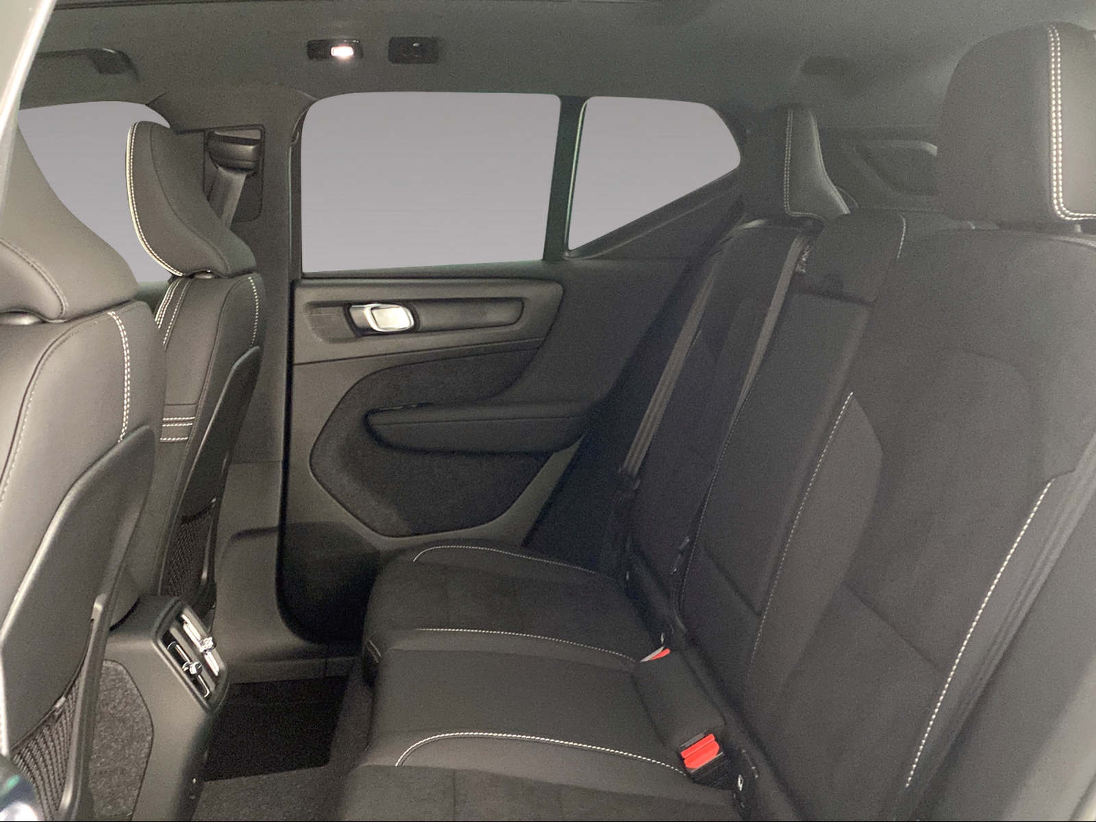 VOLVO EX40 82kWh Twin Motor Performance AWD Black Edition-image-15