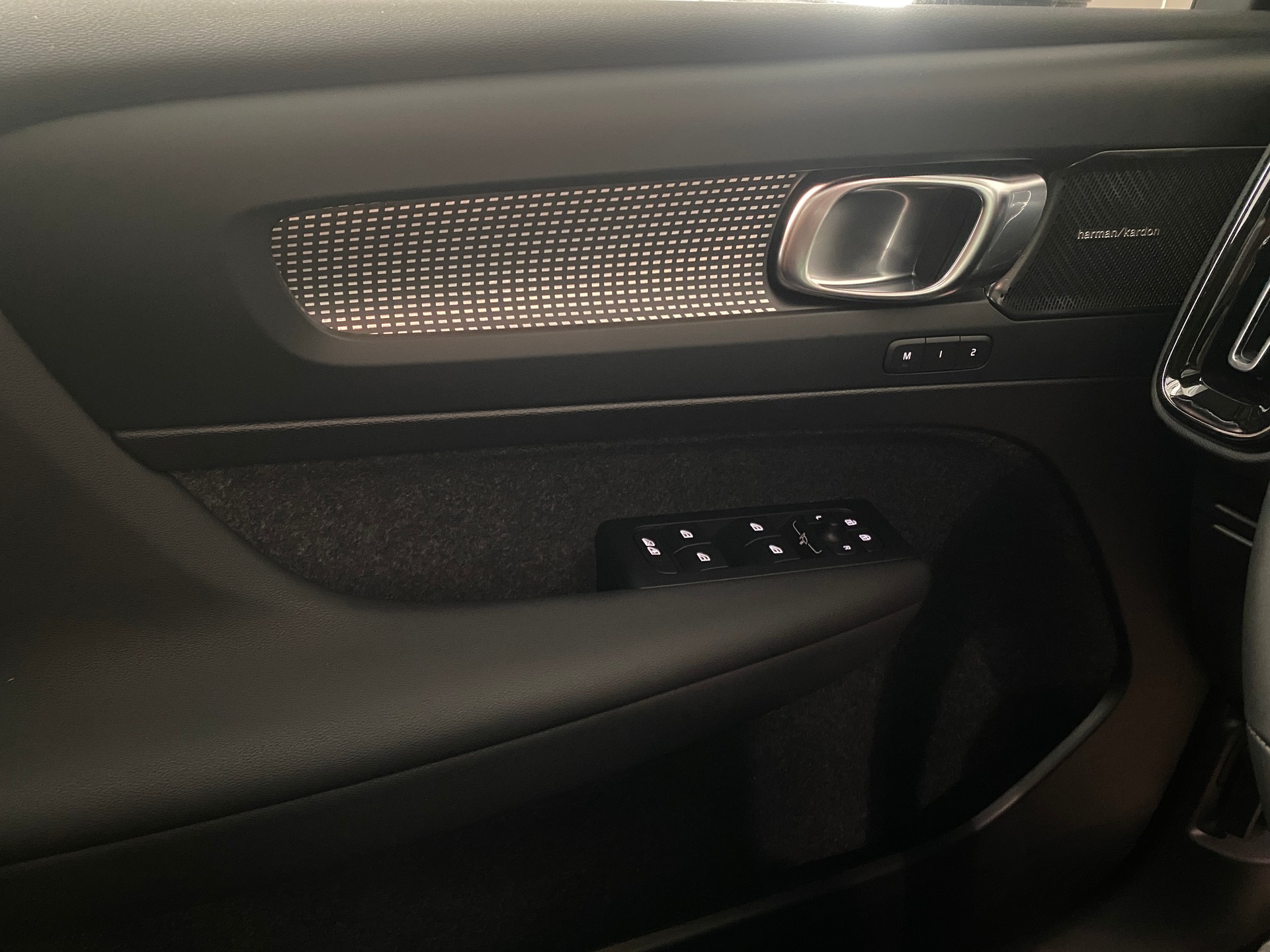 VOLVO EX40 82kWh Twin Motor Performance AWD Black Edition-image-6