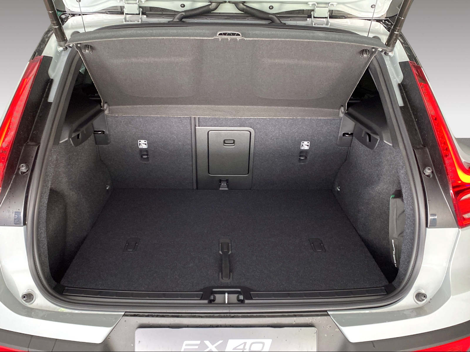 VOLVO EX40 82kWh Twin Motor Performance AWD Black Edition-image-17