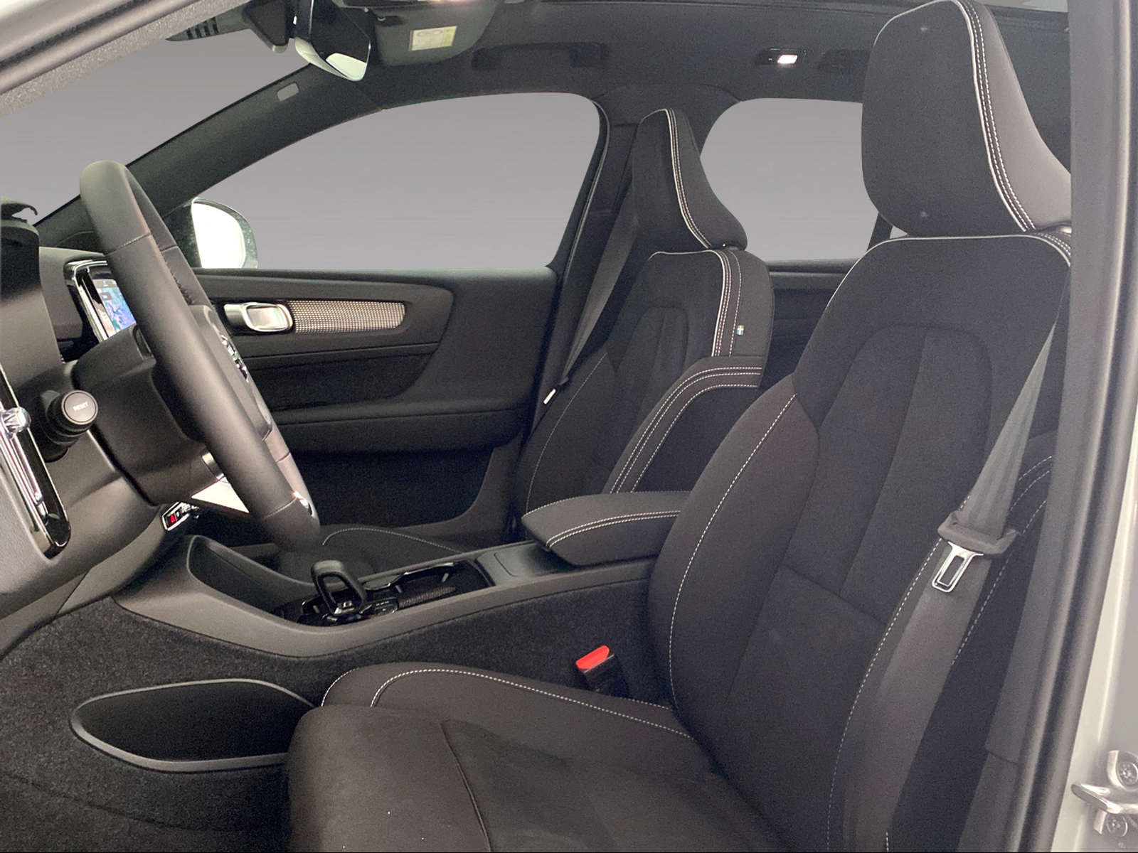 VOLVO EX40 82kWh Twin Motor Performance AWD Black Edition-image-7