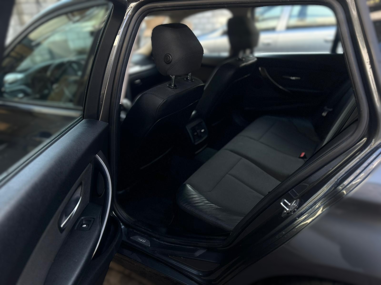 BMW 328i xDrive Touring Modern Line Steptronic-image-11