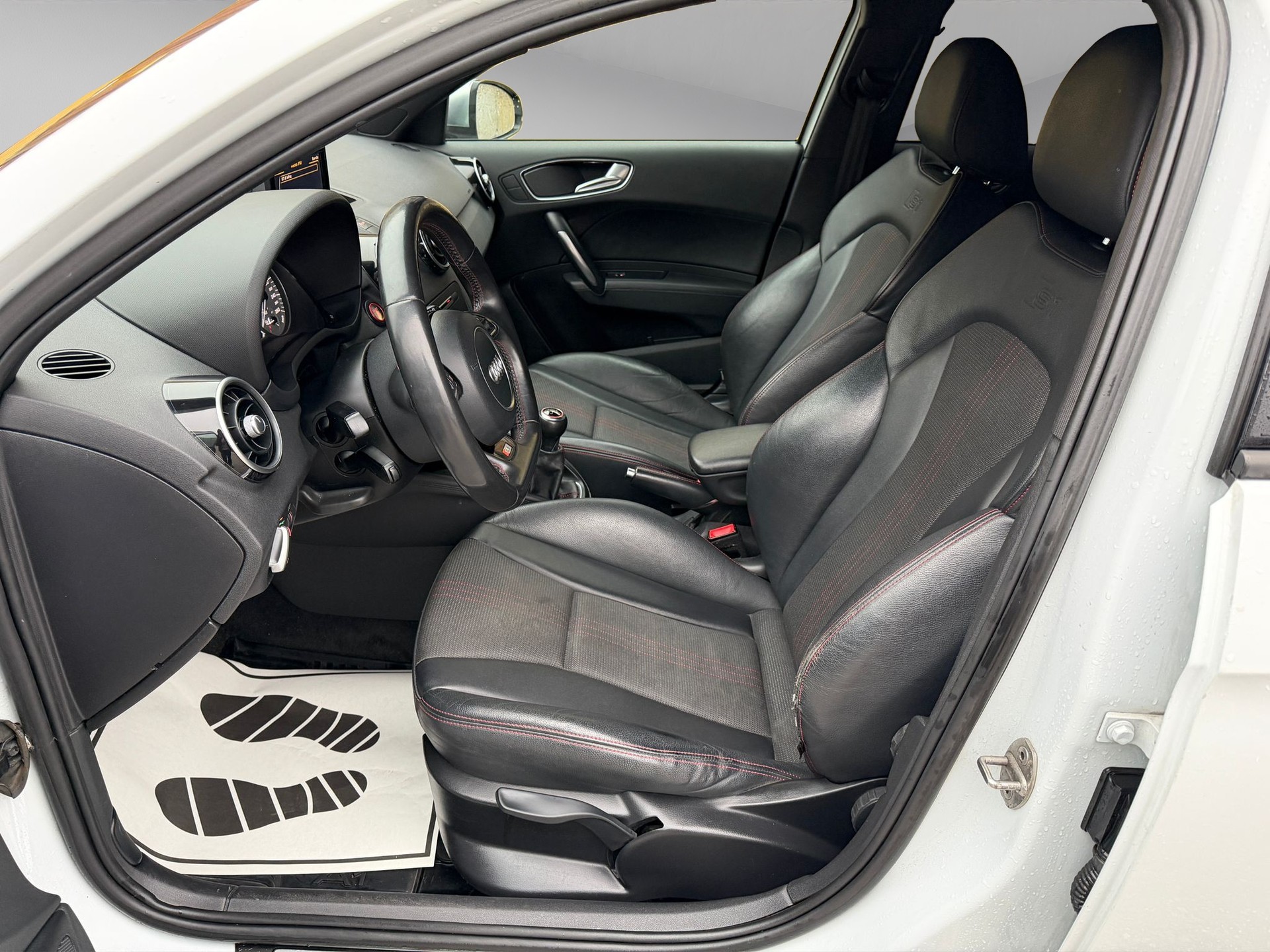 AUDI S1 Sportback 2.0 TFSI quattro-image-10