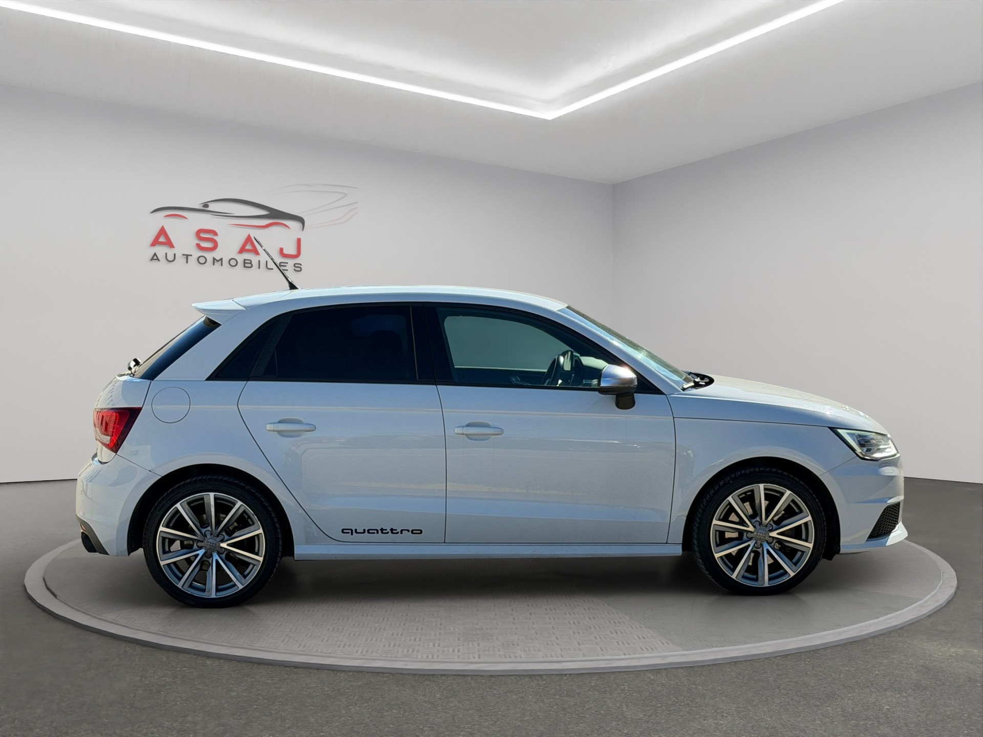 AUDI S1 Sportback 2.0 TFSI quattro-image-3