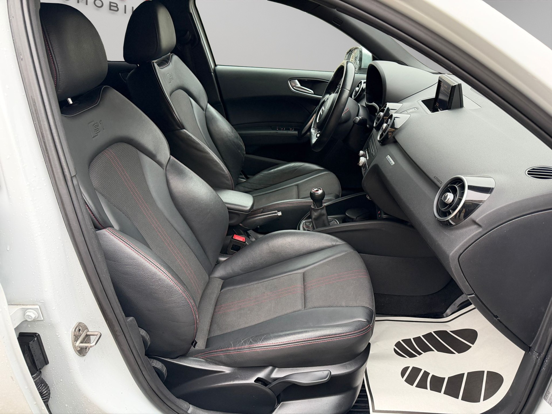 AUDI S1 Sportback 2.0 TFSI quattro-image-11