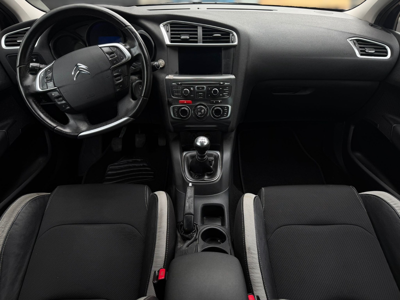CITROEN C4 Berline 1.6 HDi Swiss Style-image-6