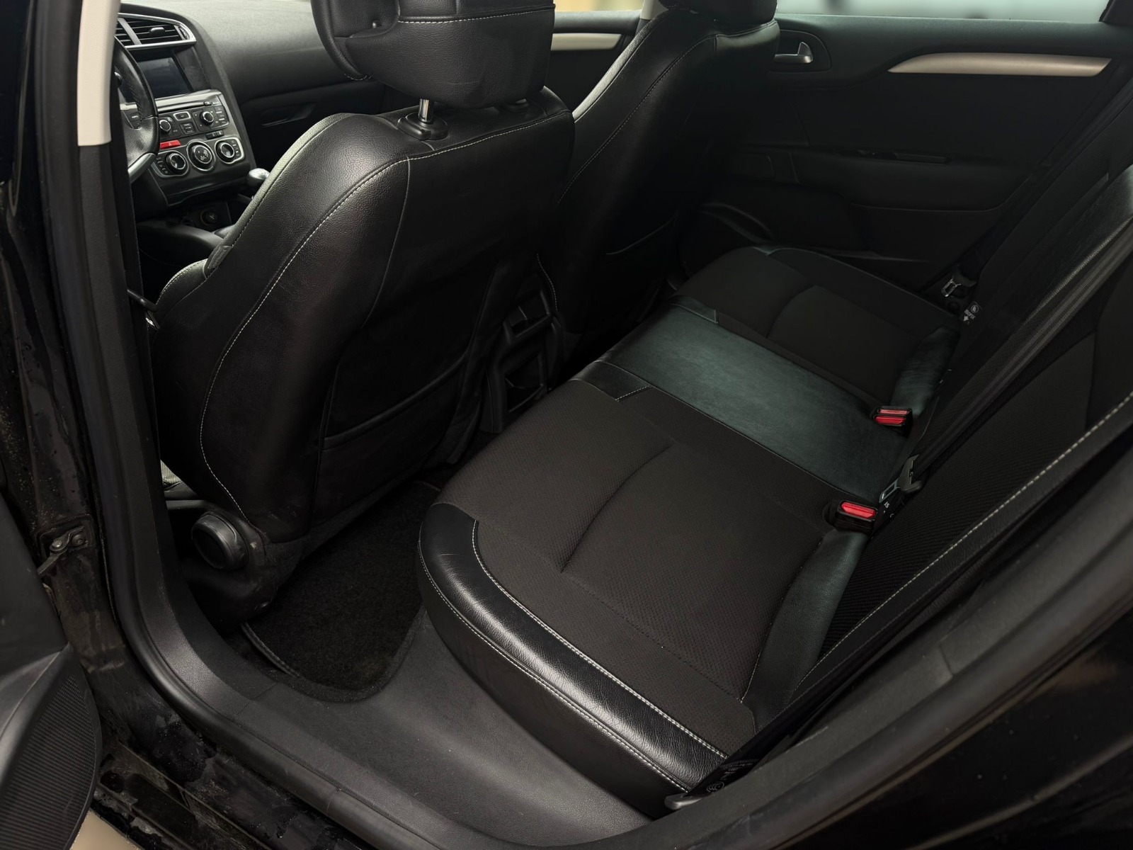 CITROEN C4 Berline 1.6 HDi Swiss Style-image-9