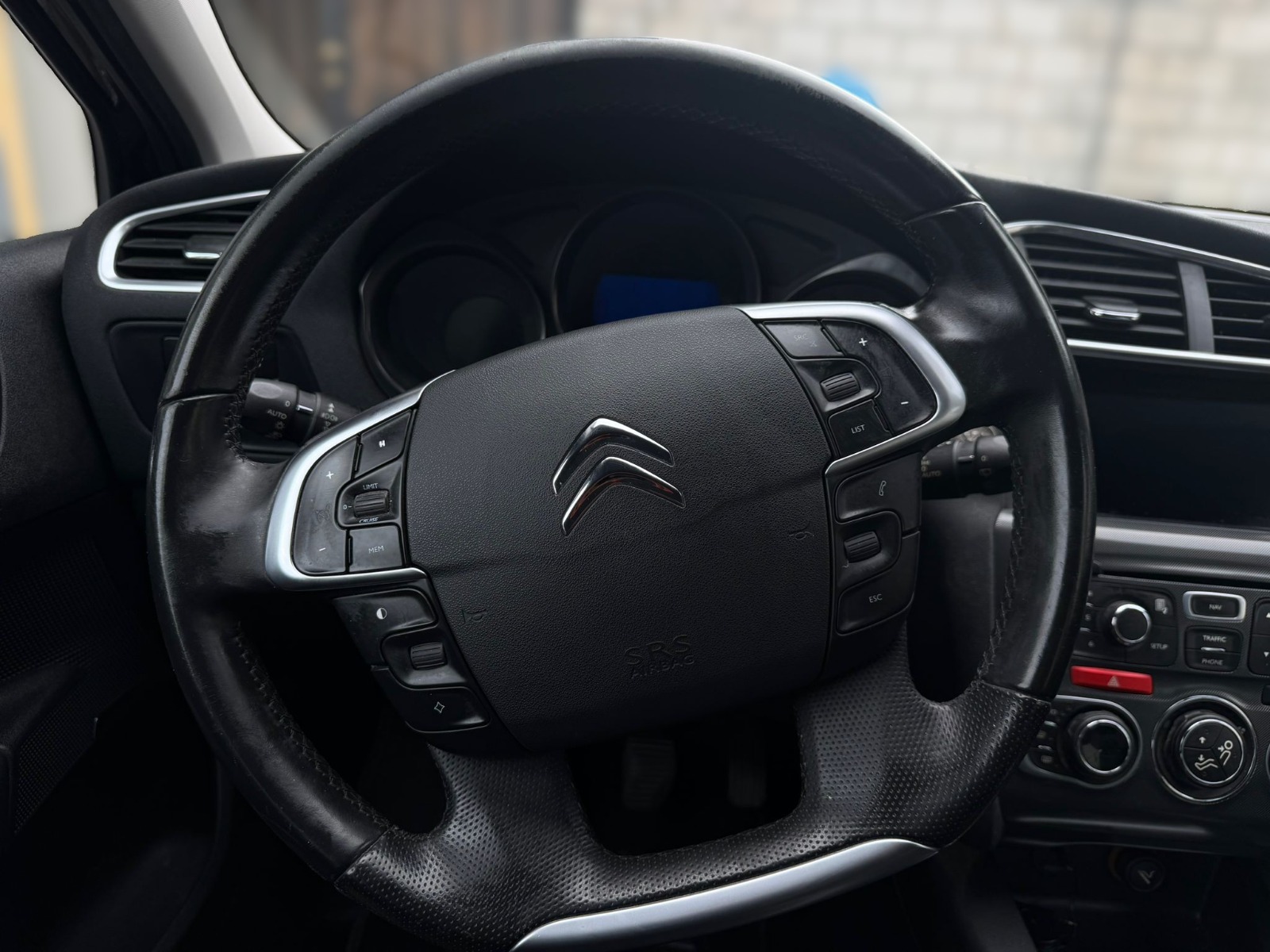 CITROEN C4 Berline 1.6 HDi Swiss Style-image-7
