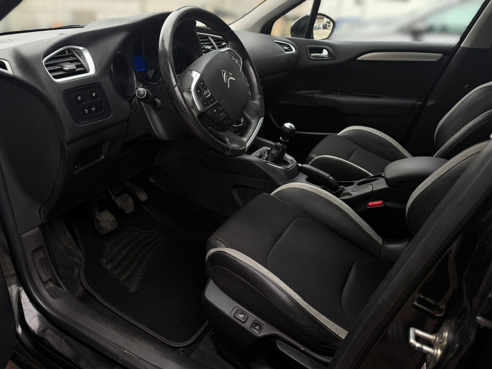 CITROEN C4 Berline 1.6 HDi Swiss Style-image-5