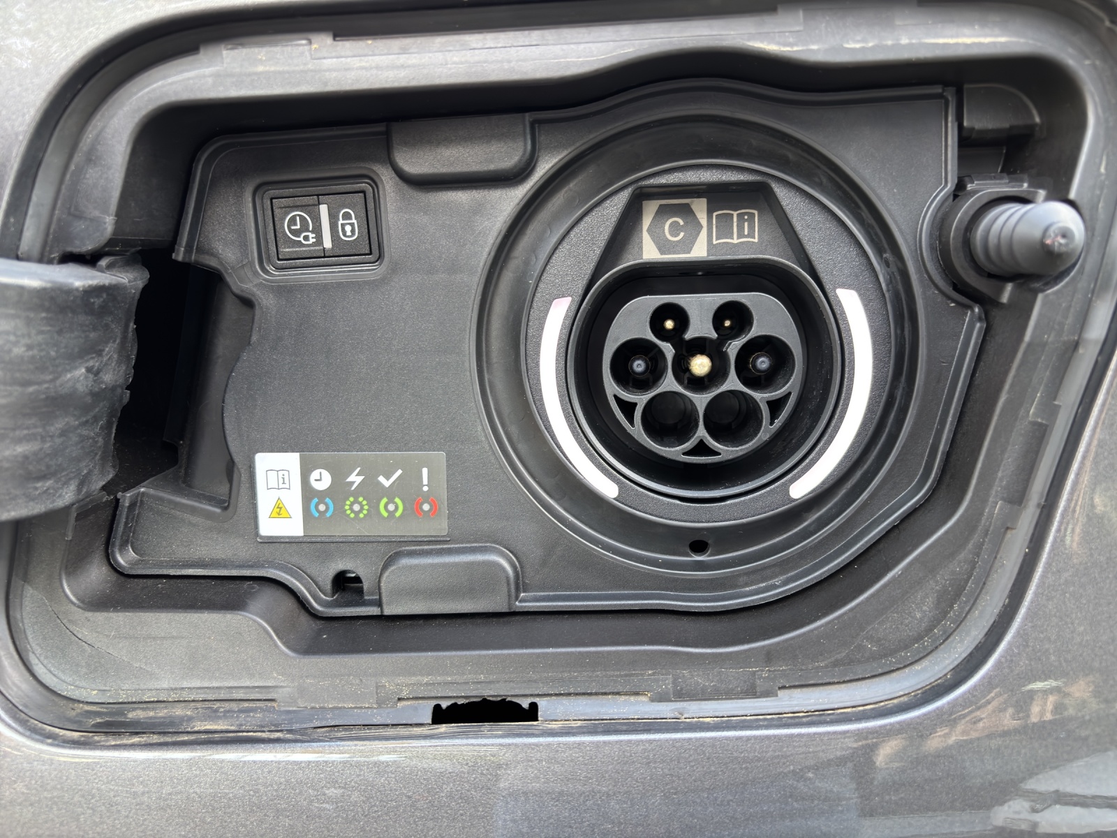 PEUGEOT 3008 180e Hybrid2 Allure Pack EAT8-image-16