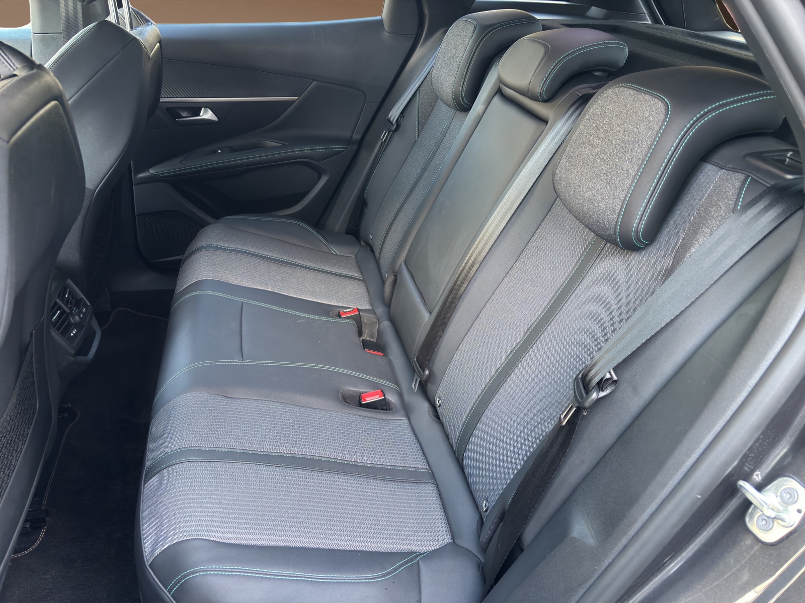 PEUGEOT 3008 180e Hybrid2 Allure Pack EAT8-image-10