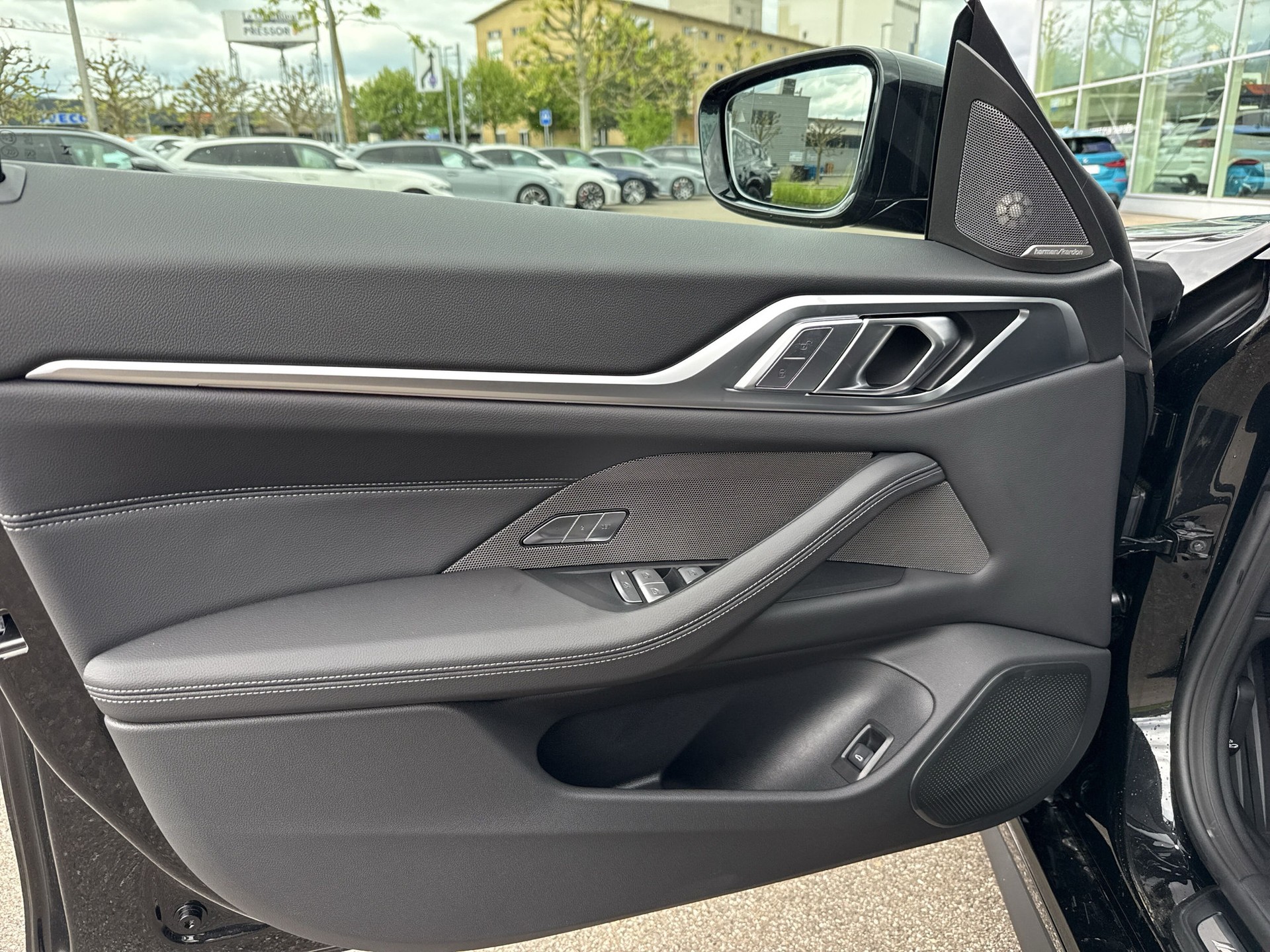 BMW i4 xDrive 40 M Sport Pro-image-17
