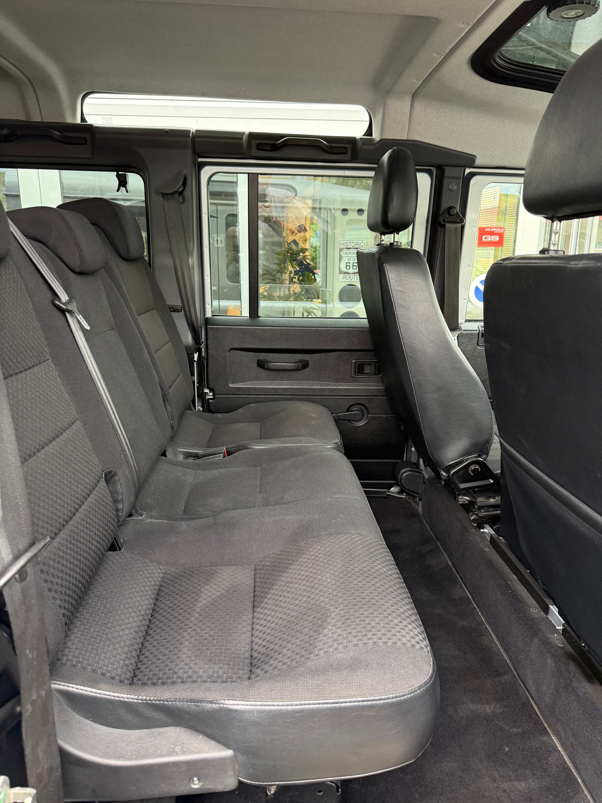 LAND ROVER Defender 110 2.2 TD4 Station Wagon Legend-image-4