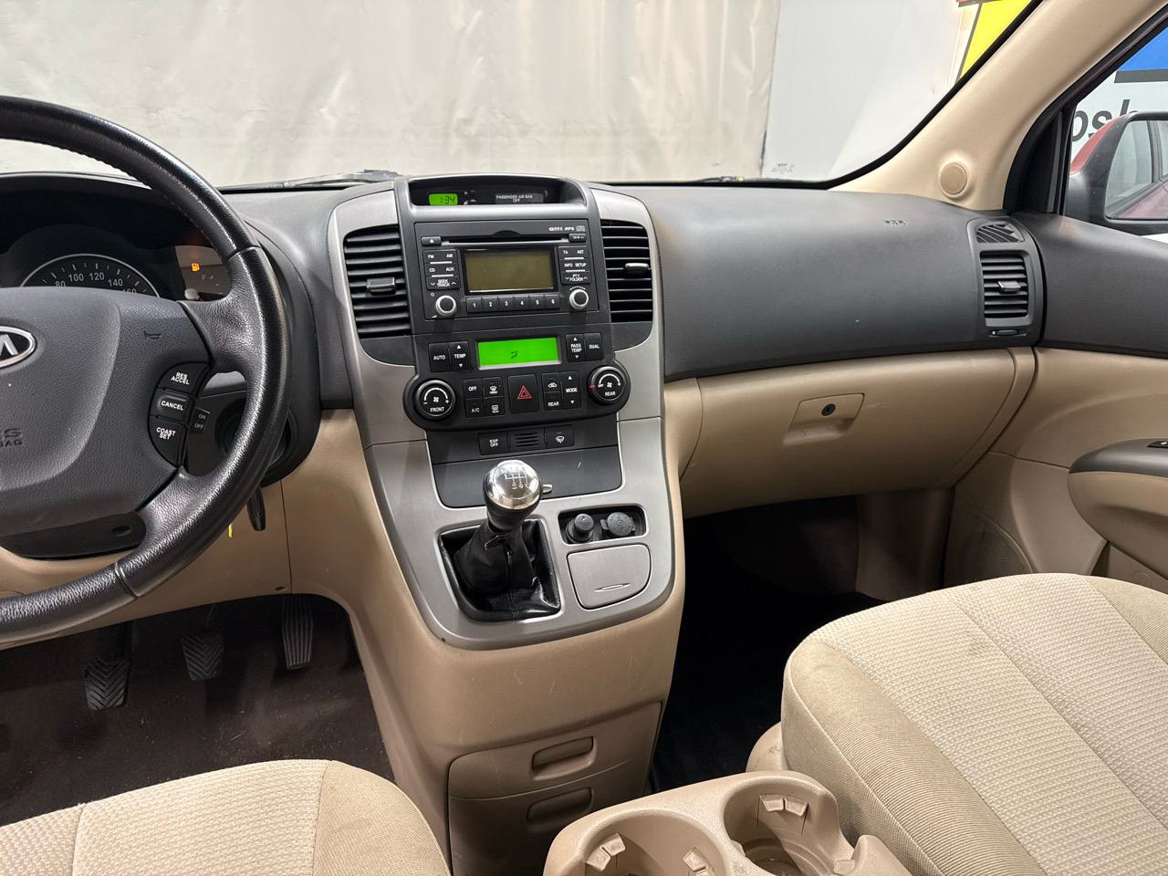 KIA Carnival 2.2 CRDi Classic-image-4