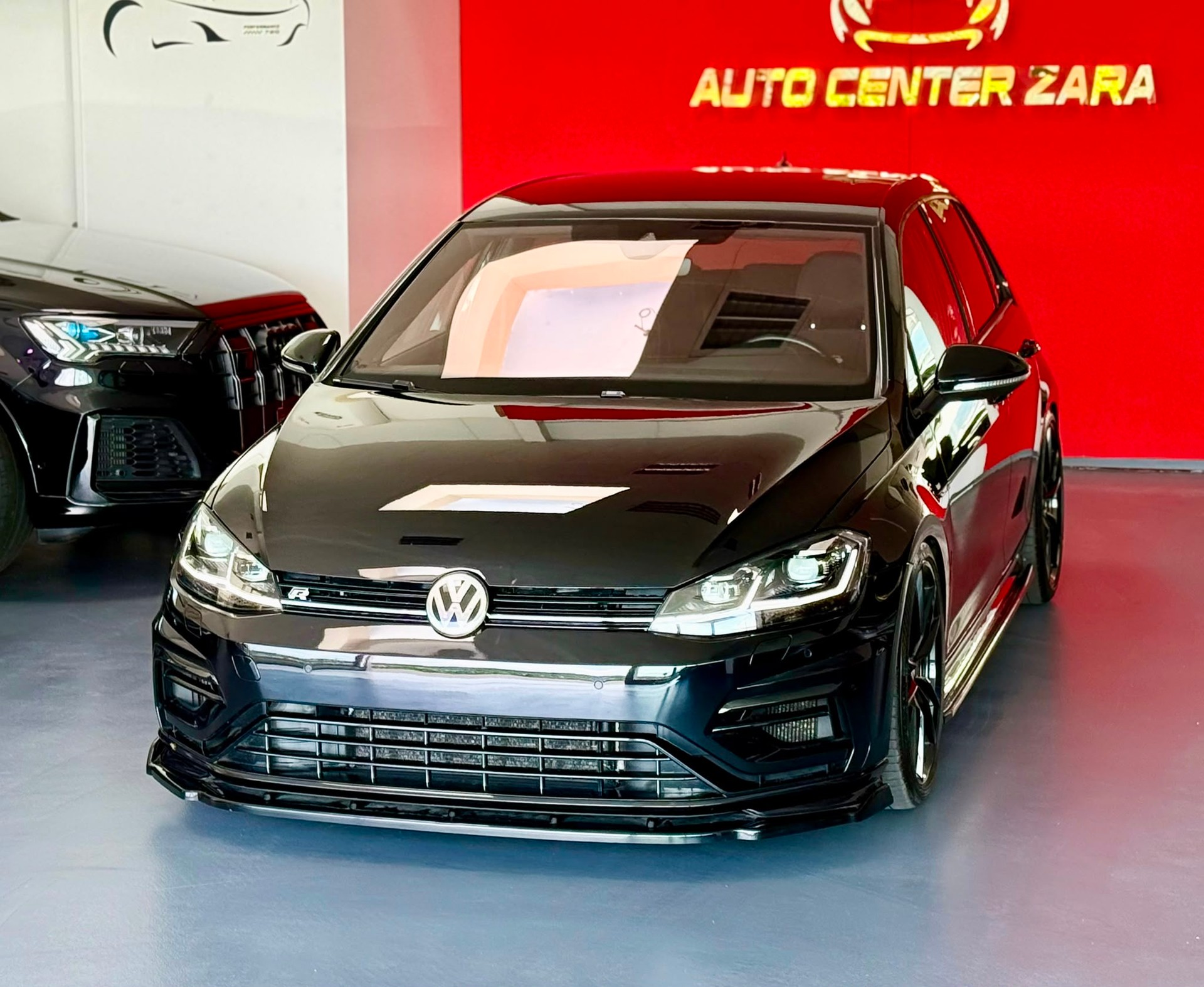 VW Golf 2.0 TSI R 4Motion DSG-showroom-element-3