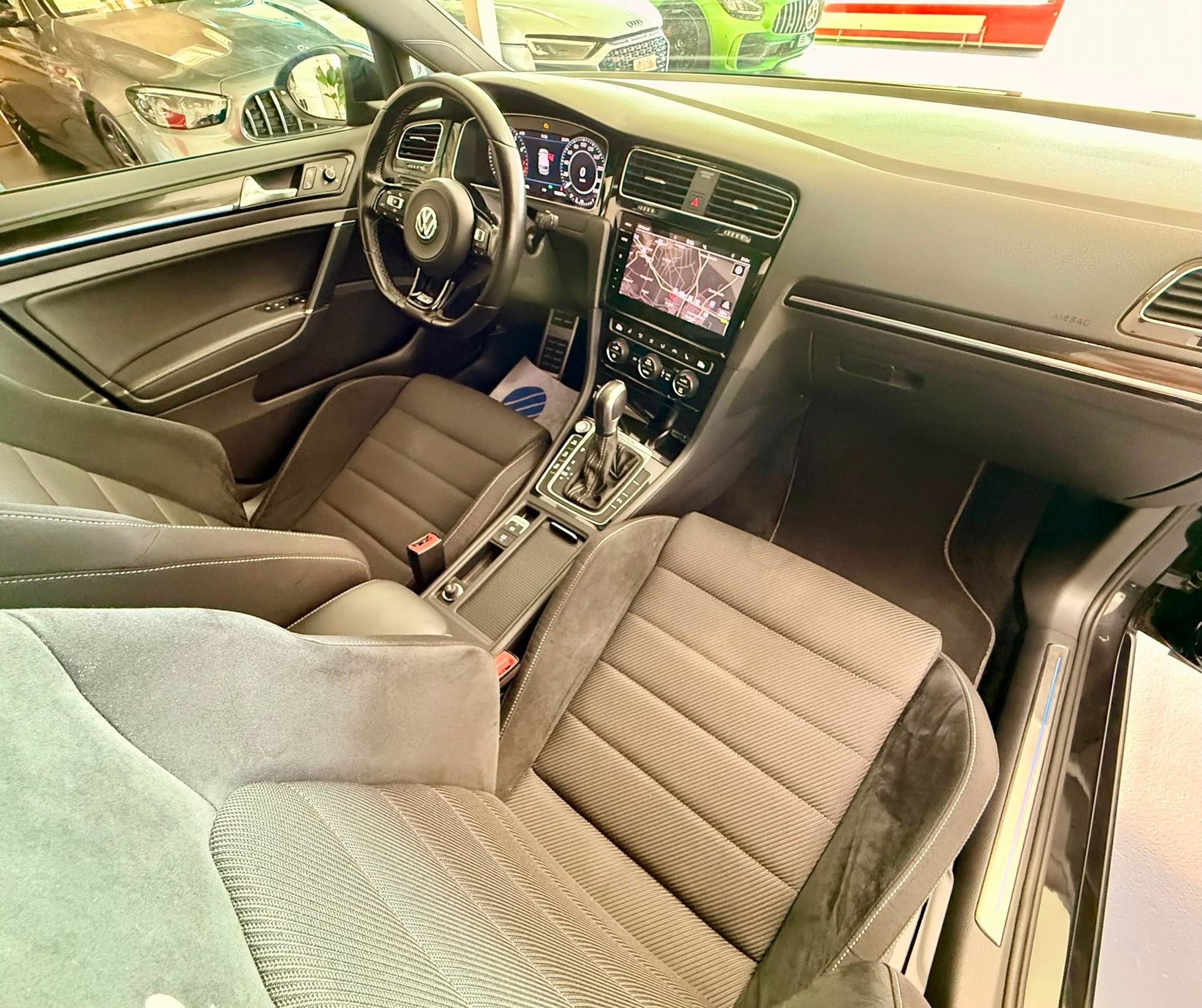 VW Golf 2.0 TSI R 4Motion DSG-image-22