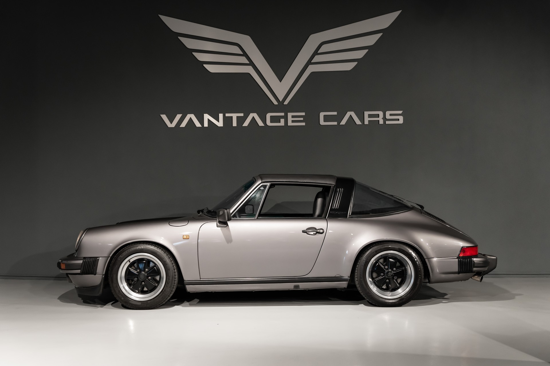 PORSCHE 911 Carrera Targa-showroom-element-1