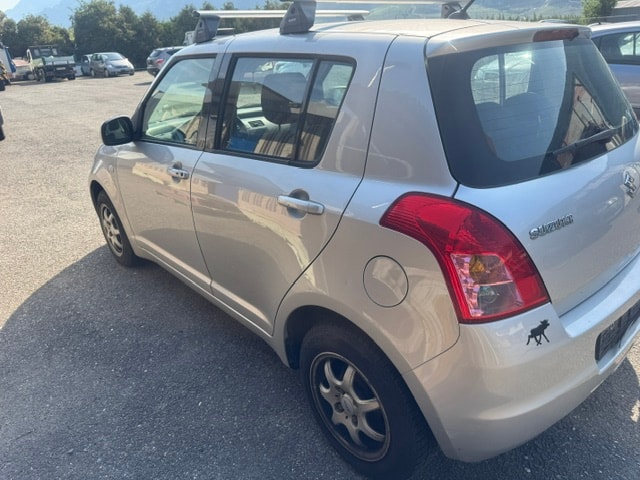 SUZUKI Swift 1.3i 16V GL Top 4x4-image-7