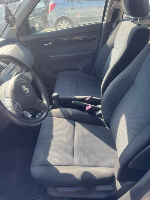 SUZUKI Swift 1.3i 16V GL Top 4x4-image-10