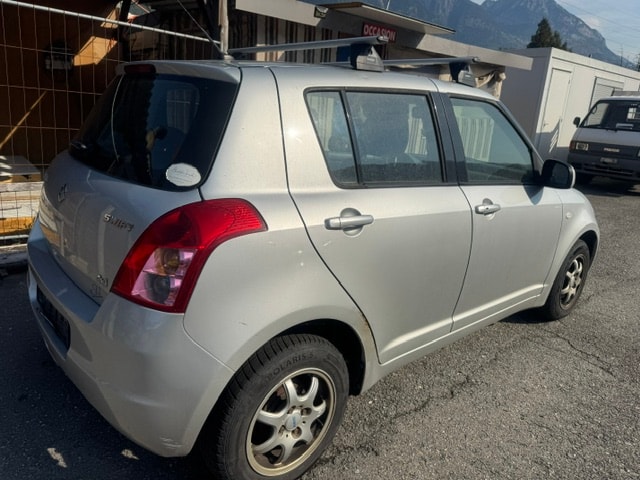 SUZUKI Swift 1.3i 16V GL Top 4x4-image-5