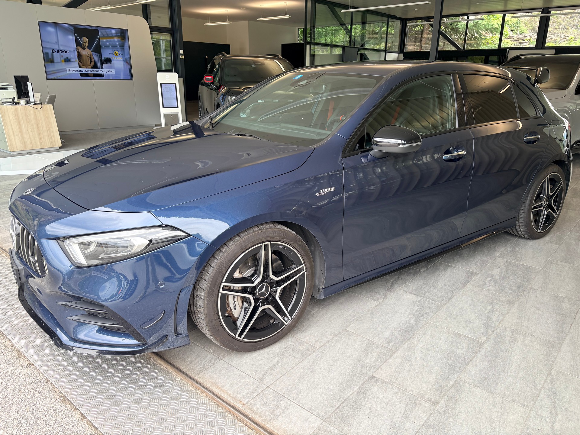 MERCEDES-BENZ A 35 AMG 4matic-showroom-element-2