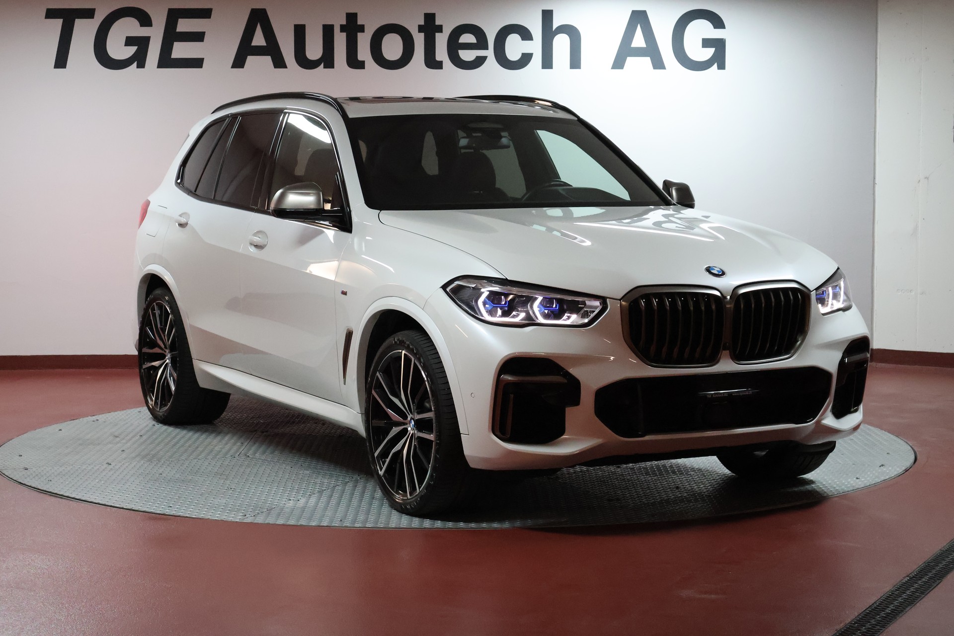 BMW X5 xDrive M50i Steptronic-showroom-element-2
