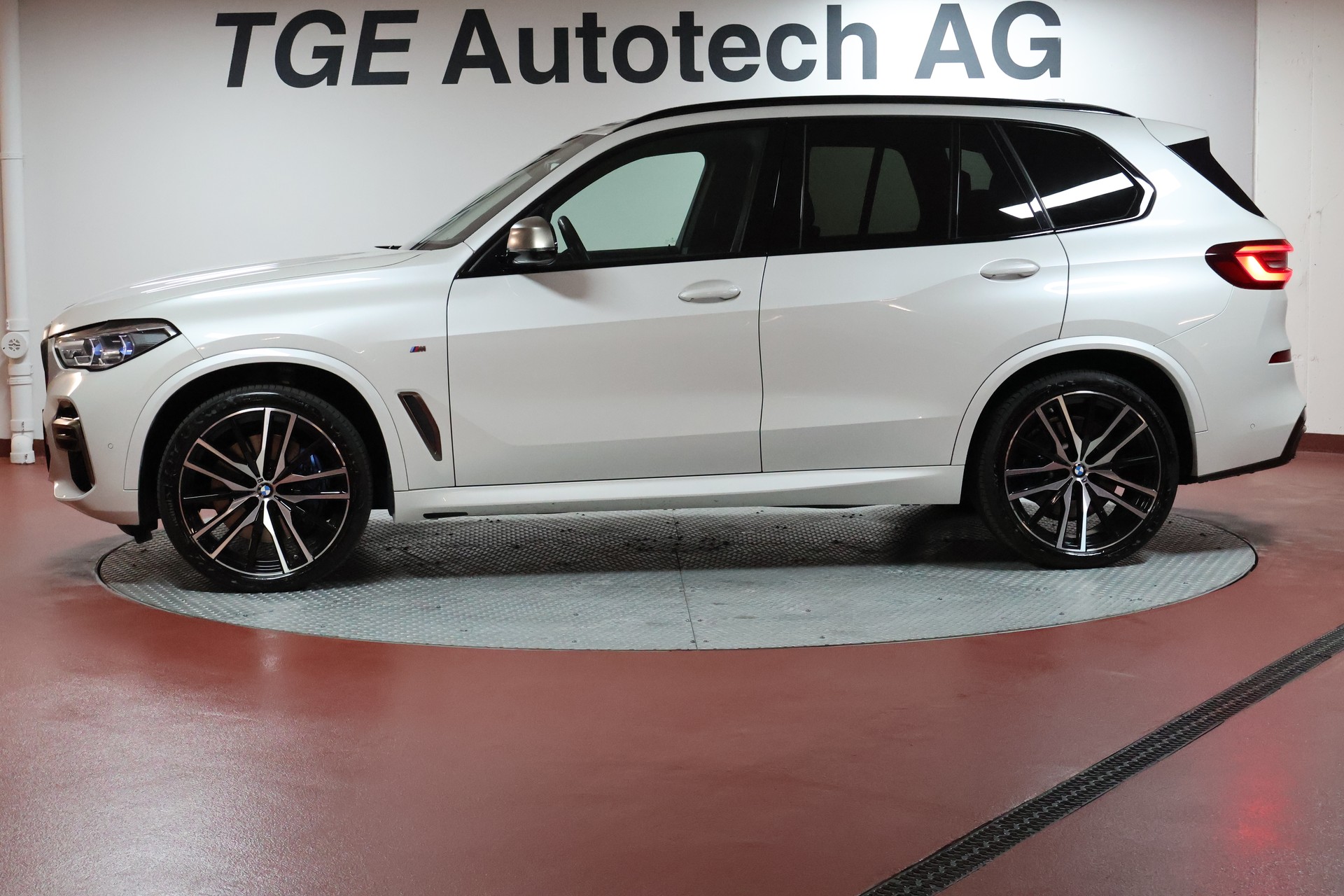 BMW X5 xDrive M50i Steptronic-showroom-element-3