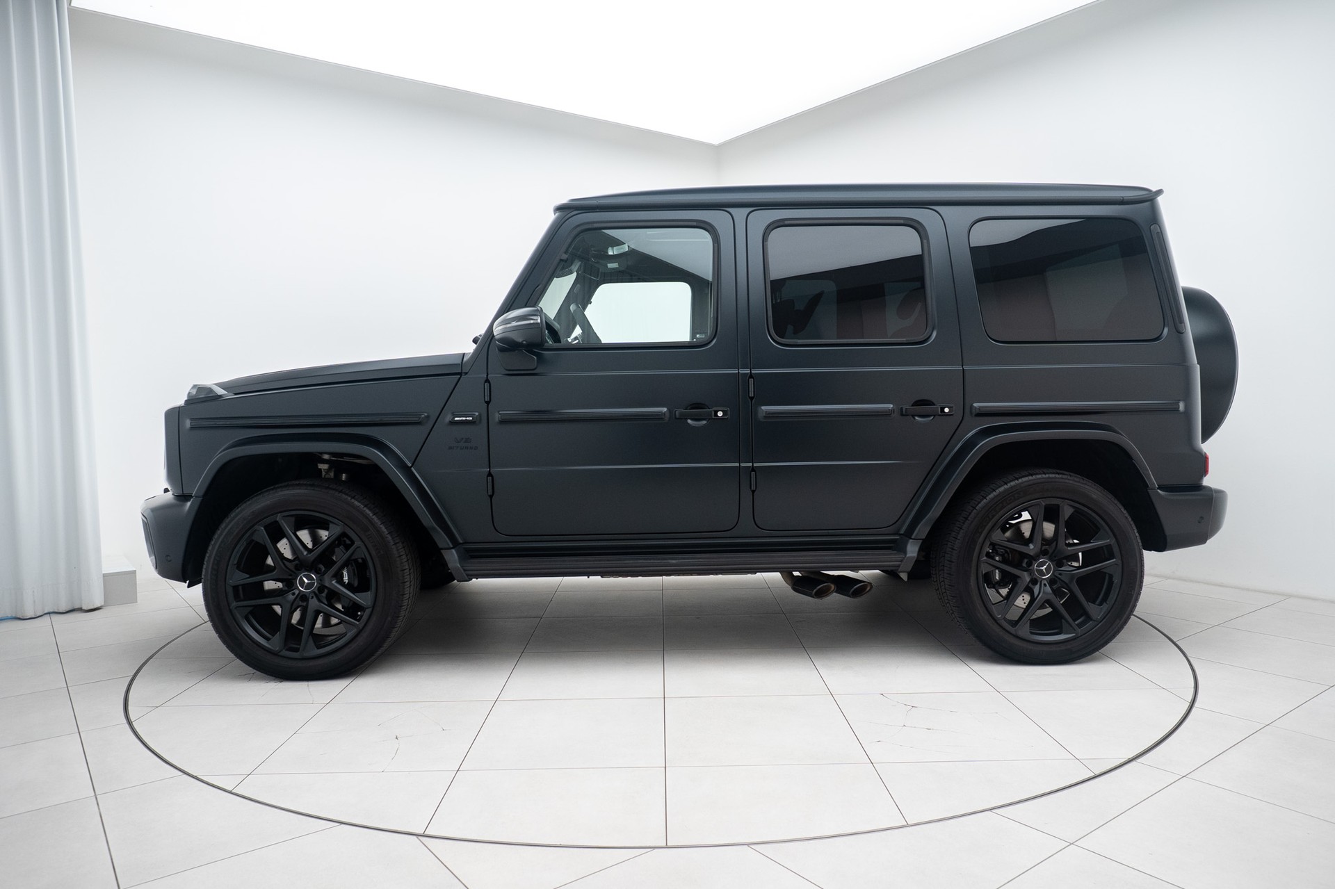 MERCEDES-BENZ G 63 AMG 9G-Tronic-showroom-element-1