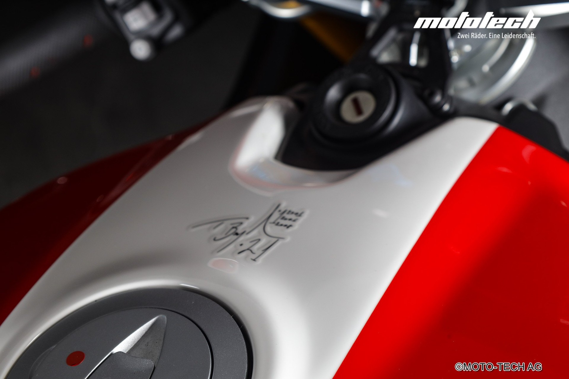 DUCATI Panigale V2 Bayliss 1st Champion 20th Anniversary-image-7
