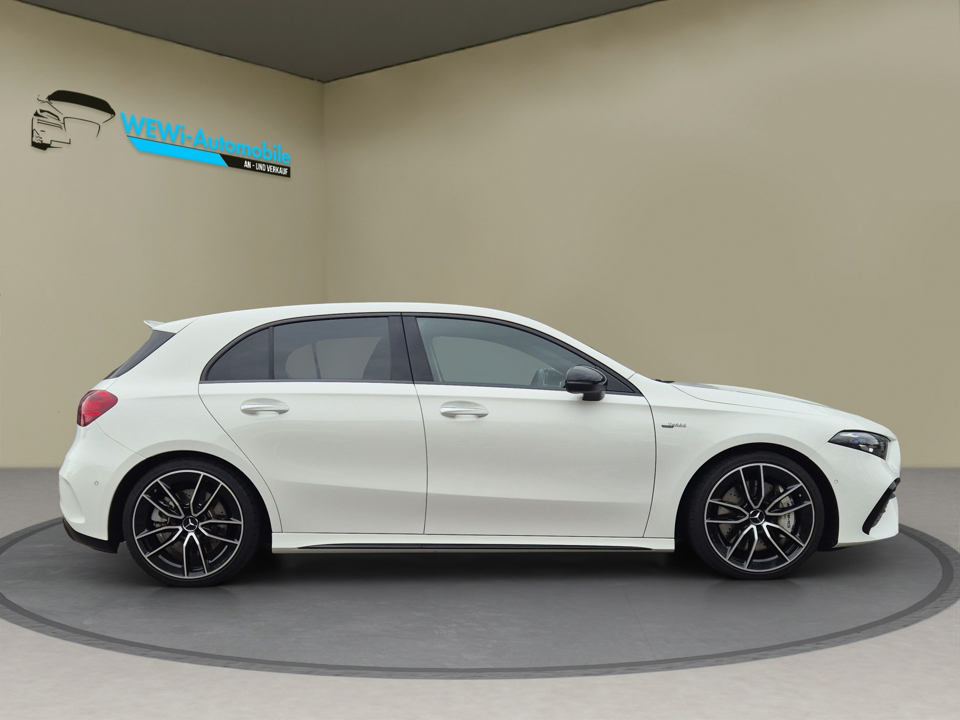 MERCEDES-BENZ A AMG 35 4Matic 8G-DCT-showroom-element-1