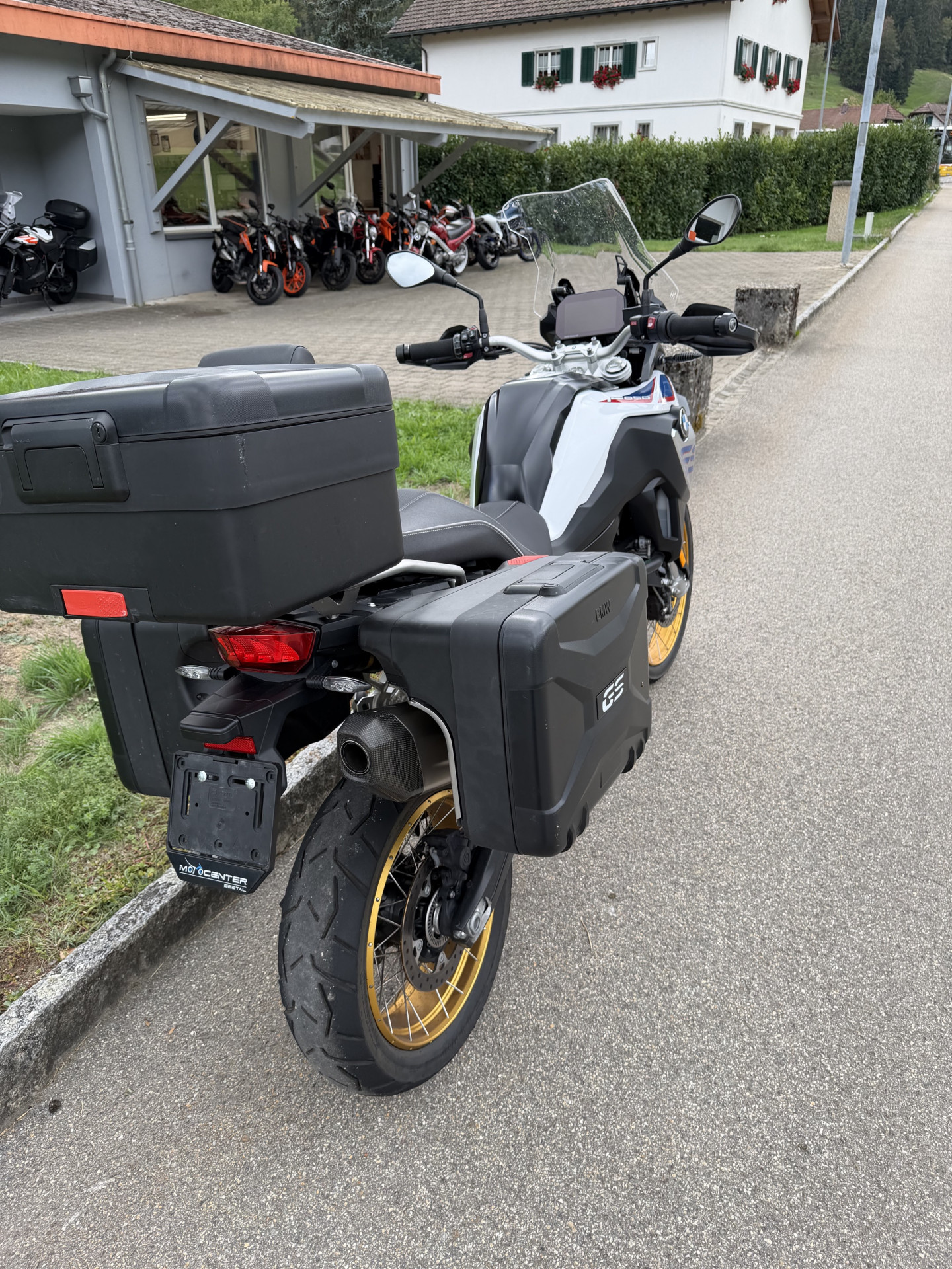 BMW F 850 GS-image-1