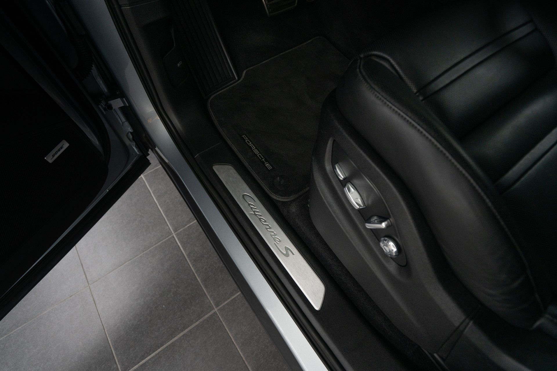 PORSCHE Cayenne S-image-15
