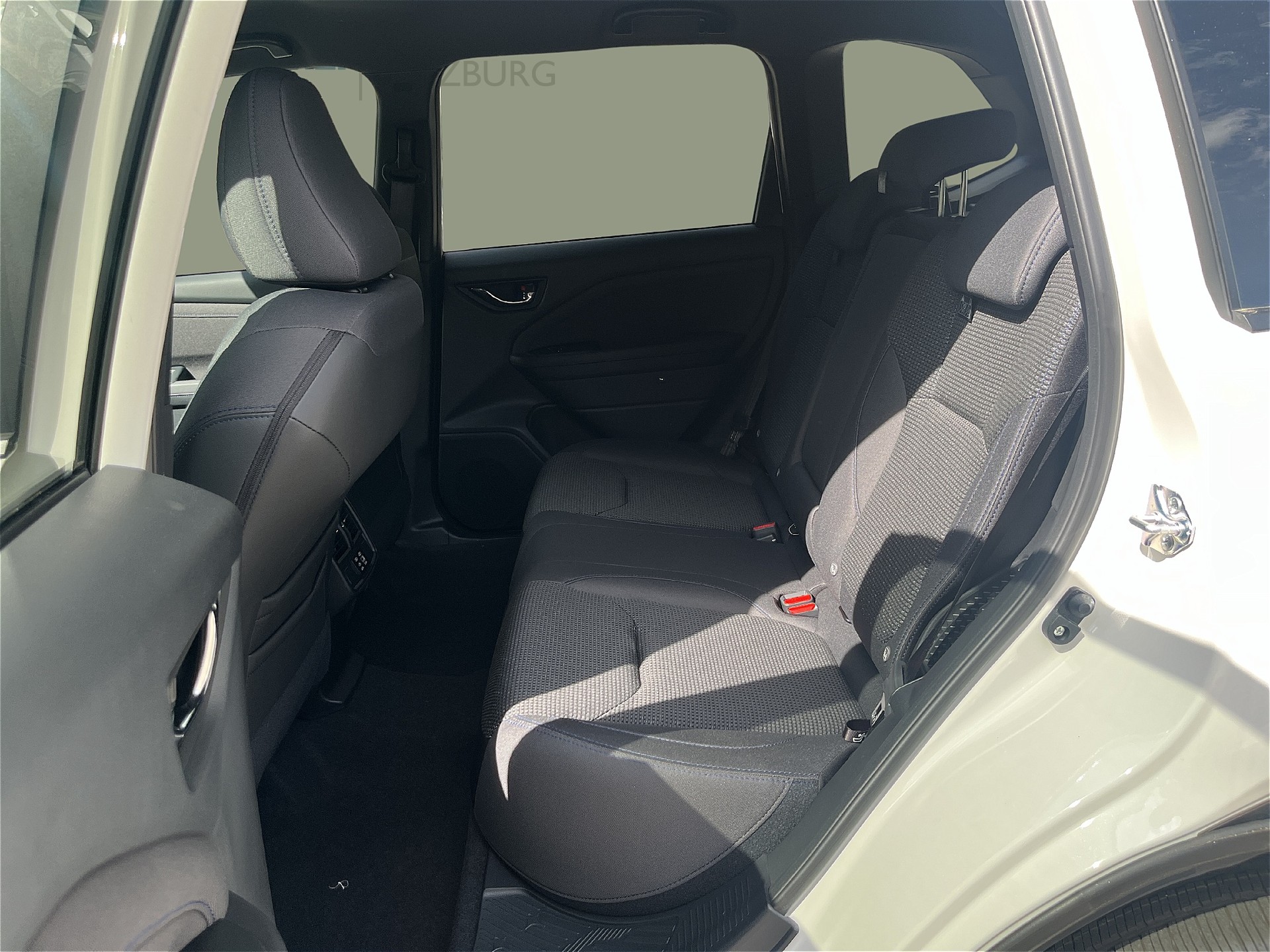 SUBARU Forester 2.0i e-Boxer Swiss Plus Lineartronic-image-12