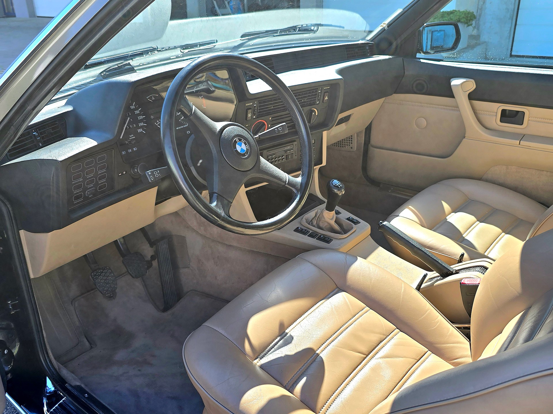BMW 635CSi-image-9