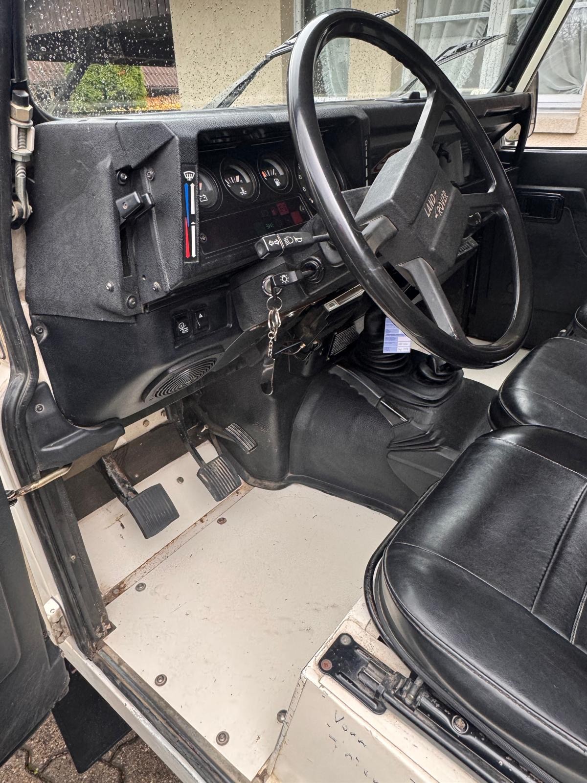 LAND ROVER 90-V8-image-3